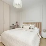 Stylish With Balcony 7th Floor By Renters *