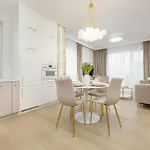 Stylish With Balcony 7th Floor By Renters Apartamento *