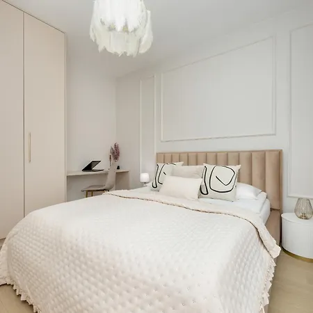 Stylish With Balcony 7th Floor By Renters *